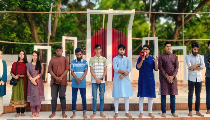 চাঁদপুরে সাধারণ শিক্ষার্থীদের সমবেত কণ্ঠে জাতীয় সংগীত পরিবেশন করে প্রতিবাদ