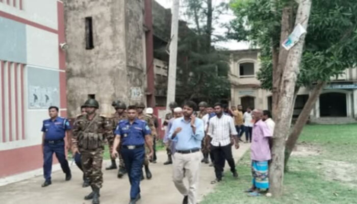 শাহরাস্তির চিতোষী কলেজে অধ্যক্ষ নিয়ে উত্তেজনা, মুখোমুখি দুই পক্ষ
