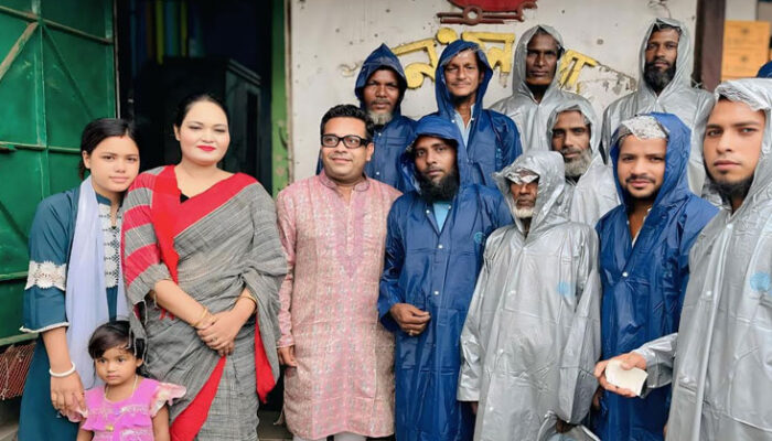 রিকশা চালকদের মাঝে বিজয়ীর রেইনকোট বিতরণ