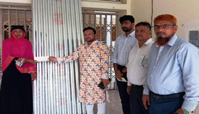 কচুয়ায় ক্ষতিগ্রস্ত পরিবারের মাঝে চেক ও ঢেউটিন বিতরণ