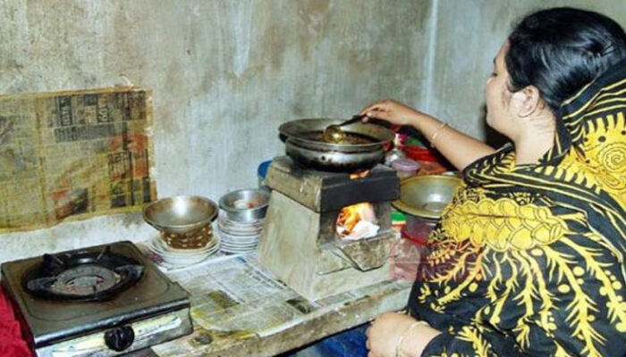 নিভু নিভু চুলা, তীর্থের কাকের মতো গ্যাসের অপেক্ষায় চাঁদপুরের গৃহিনীরা