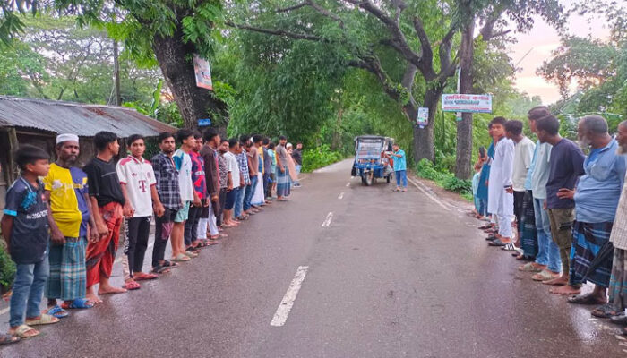 স্পিড ব্রেকারের দাবীতে কচুয়ায় এলাকাবাসীর মানববন্ধন
