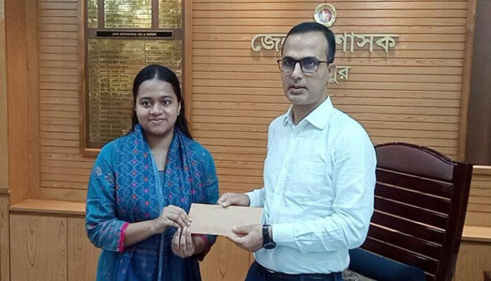 টাকার অভাবে ভর্তি অনিশ্চিত ৩ শিক্ষার্থীর, পাশে দাঁড়ালেন চাঁদপুর ডিসি