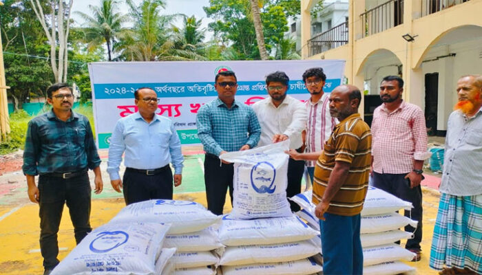 হাইমচরে বন্যায় ক্ষতিগ্রস্ত ১০০ মৎস্য চাষিকে মৎস্য খাদ্য বিতরণ