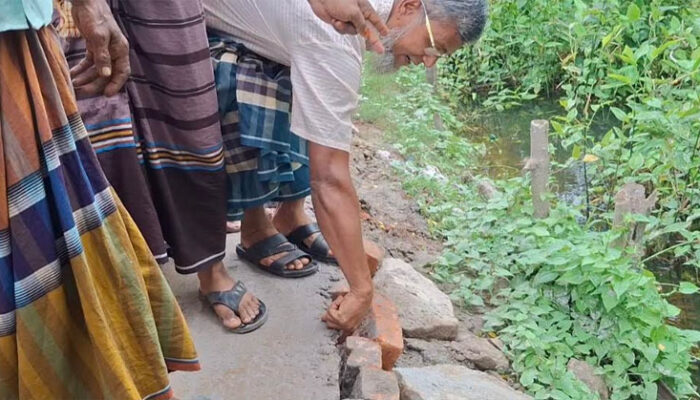 হাজীগঞ্জ দিগচাইলে সড়ক নির্মাণে নিম্নমা‌নের সামগ্রী ব্যবহারের অভিযোগ