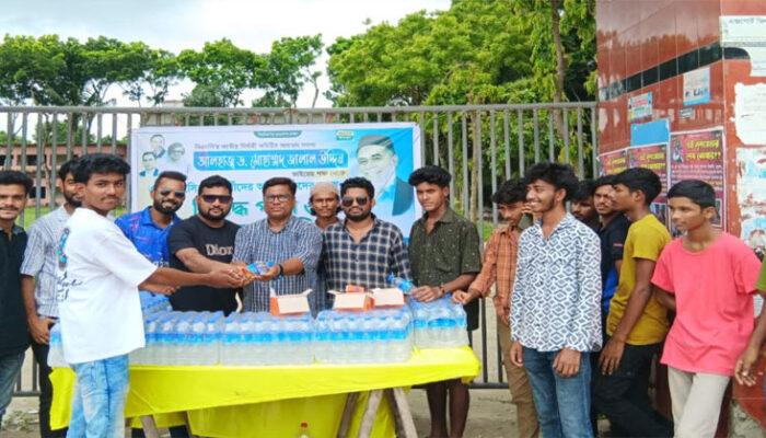 এইচএসসি পরীক্ষার্থীদের মাঝে ছেংগারচর পৌর ছাত্রদলের পানি ও স্যালাইন বিতরণ