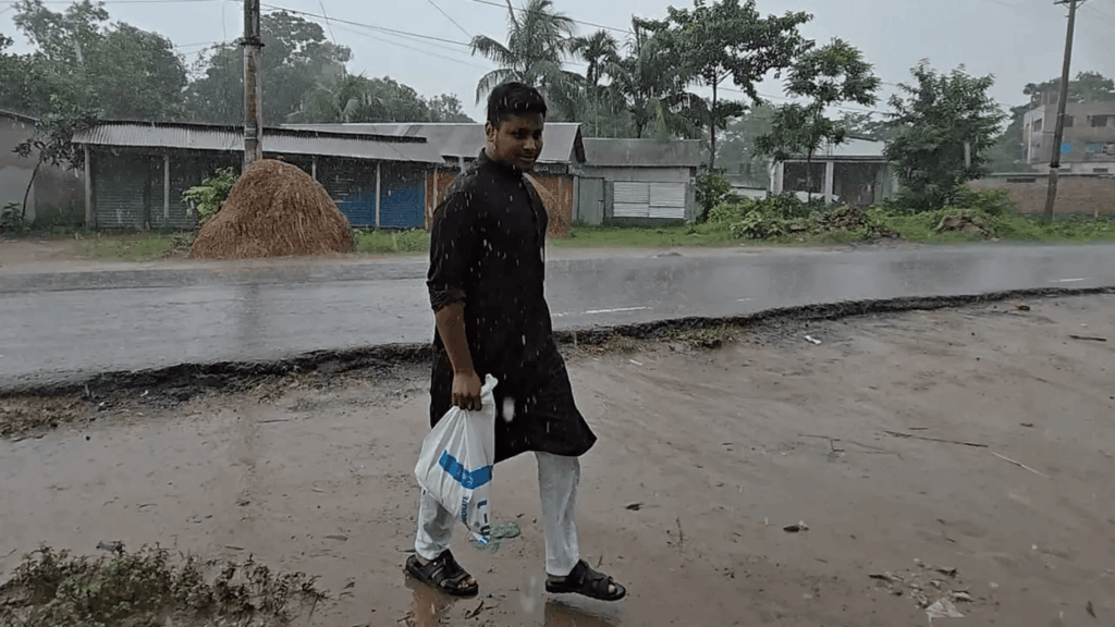 বৃষ্টিভেজা ঈদেও শহীদ পরিবারের পাশে এনসিপি নেতা হাসনাত আব্দুল্লাহ