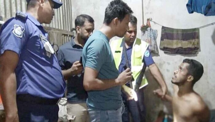 বাবাকে কুপিয়ে হত্যার অভিযোগে ছেলে আটক