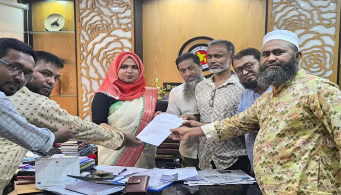 শিক্ষকদের ভাতা ও বৈষম্য নিয়ে ফরিদগঞ্জে ইউএনওর কাছে স্মারকলিপি