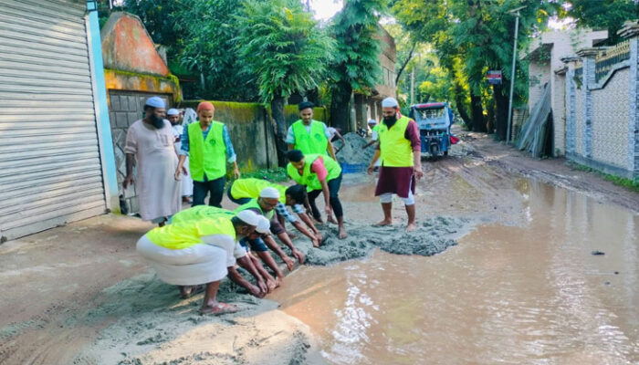 হাইমচরে ইসলামী আন্দোলনের উদ্যোগে সড়ক মেরামত