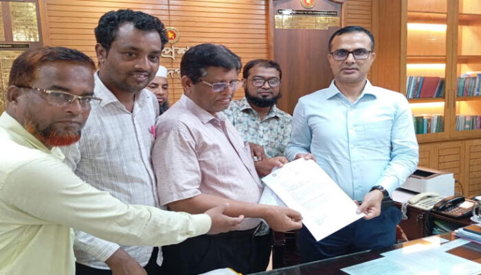 চাঁদপুরে মাধ্যমিক সহকারী শিক্ষক সমিতির স্মারকলিপি প্রদান