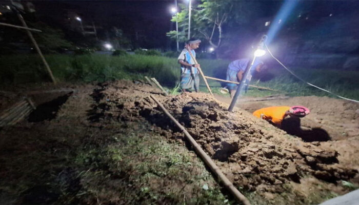 পাশাপাশি দুটি কবর- একই পরিবারের তিনটি শিশুর করুণ পরিণতি। দুজন নি হ ত, একজন মৃ/ত্যু/র সঙ্গে লড়ছে…