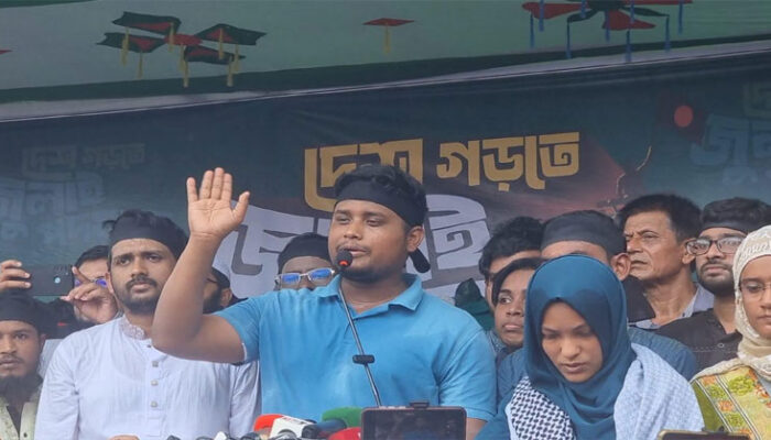 বেতন-ভাতা ফেরত দিয়ে স্বাস্থ্য উপদেষ্টাকে পদত্যাগ করতে হবে : হাসনাত