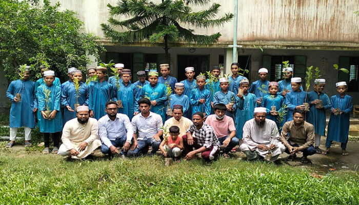 চাঁদপুরে শিক্ষাপ্রতিষ্ঠানে বাতিঘর মানবকল্যাণ সংস্থার সহস্রাধিক বৃক্ষ বিতরণ