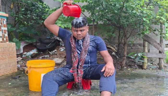 দুধ দিয়ে গোসল করে গোপালগঞ্জে ছাত্রলীগ সম্পাদকের পদত্যাগ