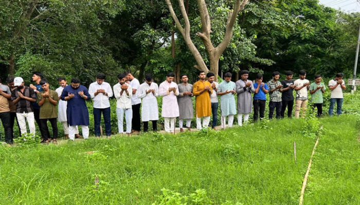 শহীদদের কবর জিয়ারতে জাতীয় ছাত্র সমাজ নেতৃবৃন্দ