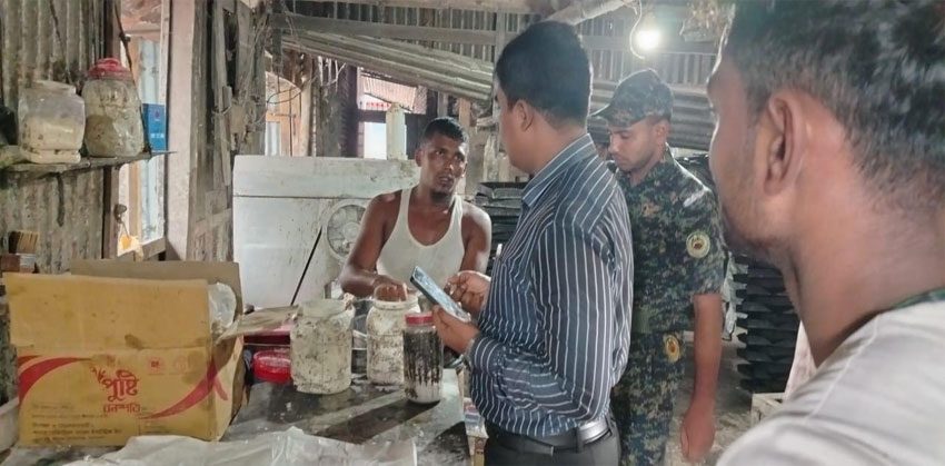 চাঁদপুরে ফার্মেসী ও বেকারীকে ১২ হাজার টাকা জরিমানা