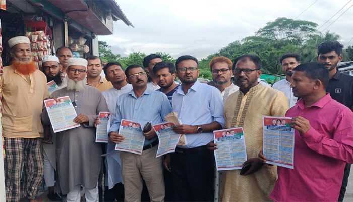 মতলবে কৃষকদলের নেতাদের ৩১ দফার লিফলেট বিতরণ ও বিলবোর্ড স্থাপন