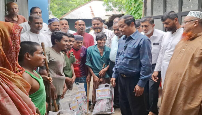 ফরিদগঞ্জের প্রতিবন্ধী ছয় সহোদরের পাশে লায়ন হারুন
