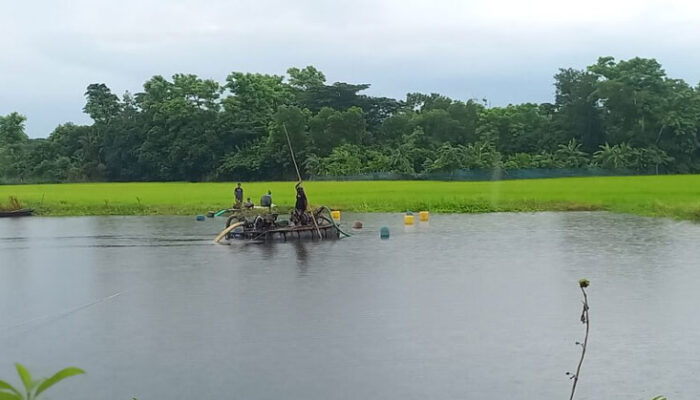 হাজীগঞ্জের লাওকোরায় ড্রেজারের থাবায় বিলীন হচ্ছে ফসলি জমি