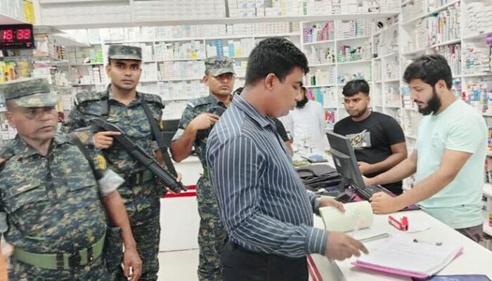 হাজীগঞ্জে মেয়াদোত্তীর্ণ ওষুধ-খাবার বিক্রি, দুই দোকানিকে জরিমানা