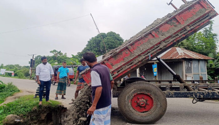 মতলবে ভাঙ্গা রাস্তা মেরামতে নামলেন মুন্না
