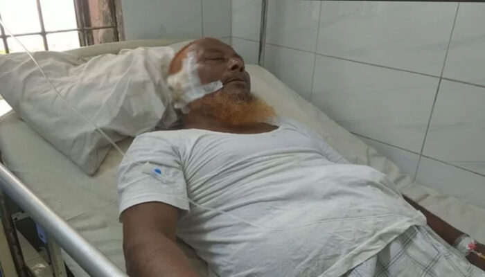 চাঁদপুরে জুমার নামাজের সময় ইমামকে কুপিয়ে জখম, আটক ১