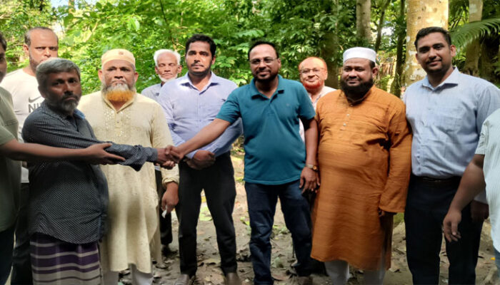 হাজীগঞ্জে জজের উপস্থিতিতে দুই পক্ষের বিরোধ নিষ্পত্তির অবসান