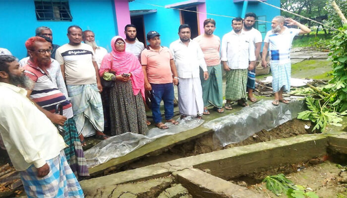 চাঁদপুরে মাছ চাষের দীঘিতে ভেঙ্গে পড়ছে চলাচলের রাস্তা সহ বসত বাড়ি-ঘর
