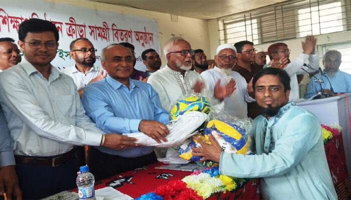 শিক্ষা প্রতিষ্ঠানে ঢাকাস্থ কচুয়া উপজেলা সমিতির ক্রীড়া সামগ্রী বিতরণ