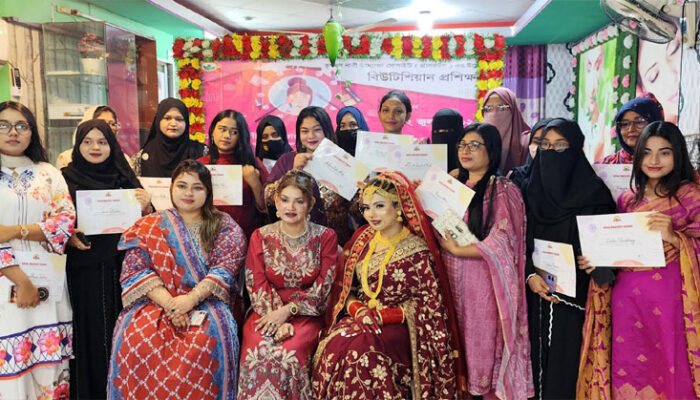তৃণমূল নারী উদ্যোক্তা সোসাইটির ফ্রি বিউটিশিয়ান প্রশিক্ষণ অনুষ্ঠিত
