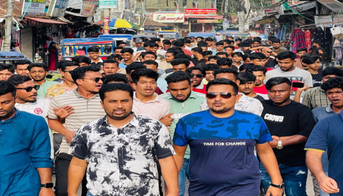 সন্ত্রাস-চাঁদাবাজি-হত্যা ও মাদকের বিরুদ্ধে ফরিদগঞ্জ ছাত্রদলের বিক্ষোভ