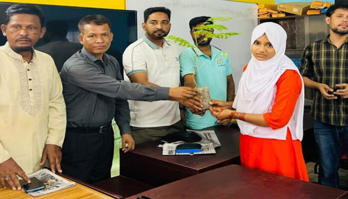 চাঁদপুরে স্কুল শিক্ষার্থীদের মাঝে প্রভাতের গাছের চারা বিতরণ