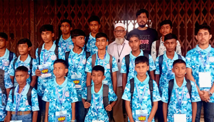 চাঁদপুরে ইয়েস কার্ড প্রাপ্ত ১৭ ক্ষুদে সাঁতারু এখন ঢাকায়
