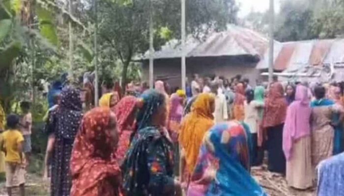 একই পরিবারের ৩ জনকে পিটিয়ে হত্যা