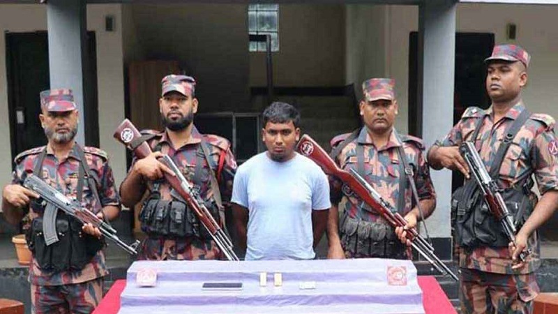 প্যান্টের ভেতরে লুকানো ৬১ লাখ টাকার স্বর্ণবারসহ যুবক আটক