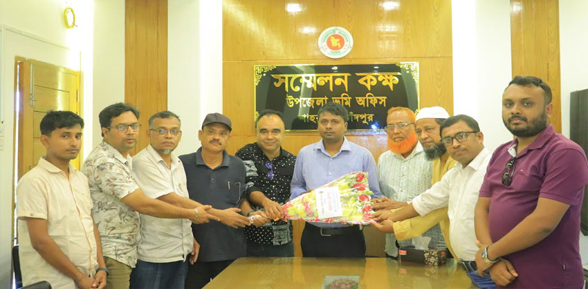 শাহরাস্তিতে এসিল্যান্ড নিরুপম মজুমদারকে প্রেসক্লাবের বিদায় সংবর্ধনা