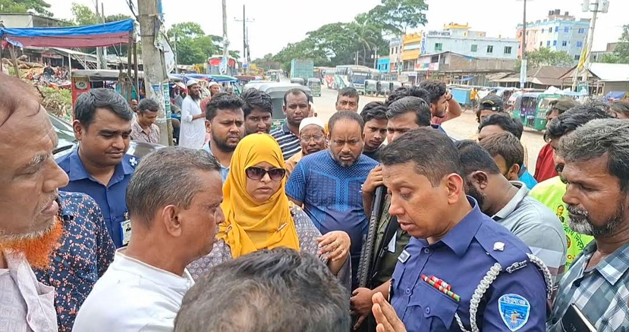 শাহরাস্তিতে বাস মালিকদের দ্বন্দ্বে জিম্মি যাত্রীরা, শ্রমিক বিক্ষোভ
