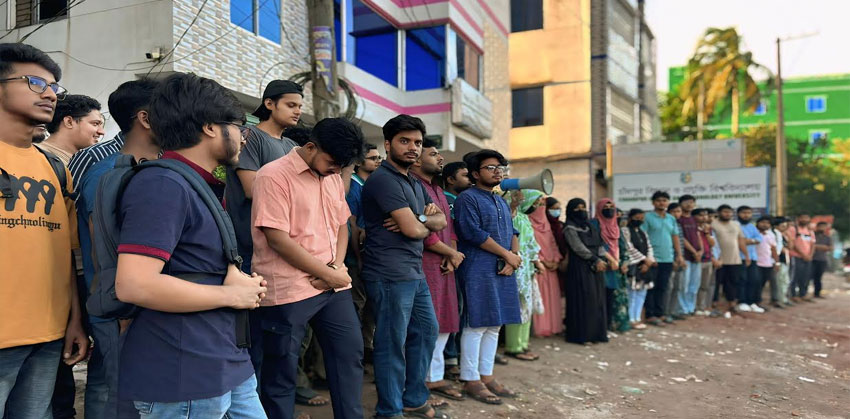 ঢাকায় হামলার প্রতিবাদে চাঁবিপ্রবিতে প্রকৌশল অধিকার আন্দোলনে বিক্ষোভ