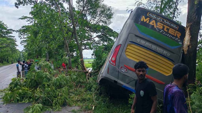 গোপালগঞ্জে বাস খাদে, আহত কমপক্ষে ২০