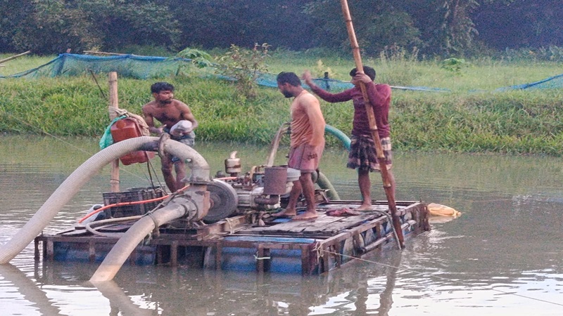 শাহরাস্তিতে অবৈধ ড্রেজার মাটি উত্তোলনে তিনজনকে অর্থদণ্ড ও কারাদণ্ড