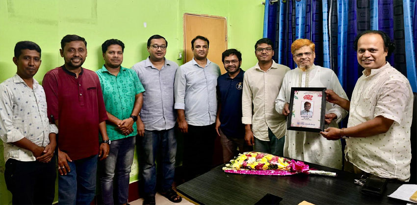 প্রবীণ লেখক আবদুল্লাহিল কাফীর জন্মদিনে সাহিত্য একাডেমির ফুলেল শুভেচ্ছা