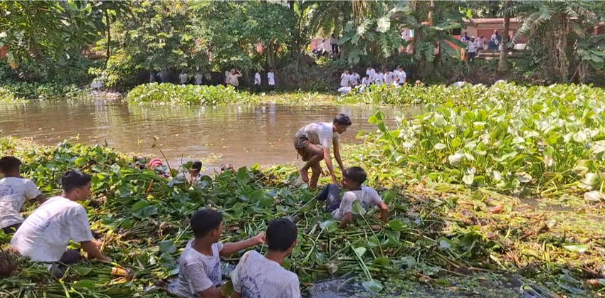 ফরিদগঞ্জে রোরোপিট খাল পরিষ্কার করলেন শিক্ষার্থীরা