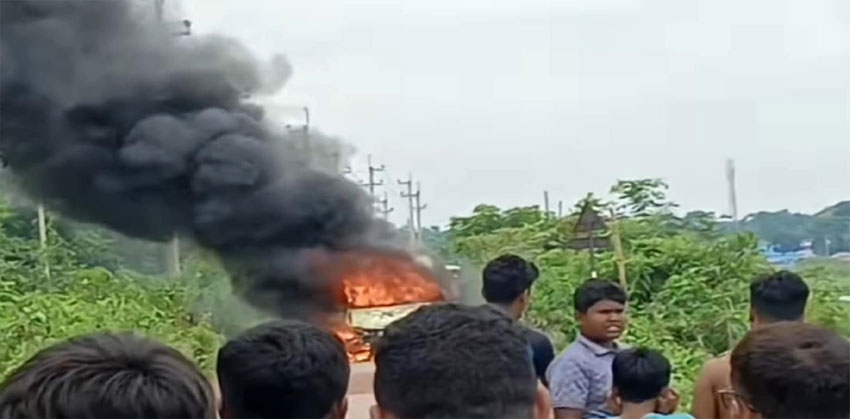 মতলব উত্তরে মাইক্রোবাসে আগুন 