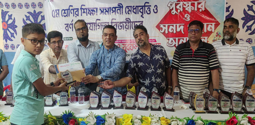 মতলব উত্তরে মেধাবী শিক্ষার্থীদের মাঝে পুরস্কার বিতরণ