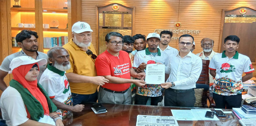 চাঁদপুরে জুলাই শহিদ পরিবার ও যোদ্ধাদের মানববন্ধন