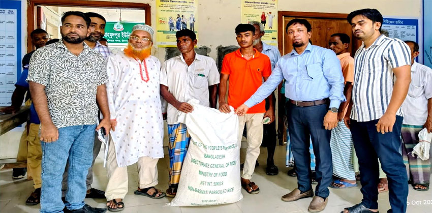 মা ইলিশ রক্ষায় আশিকাটি ও শাহমাহমুদপুর ইউনিয়নে জেলেদের মাঝে চাল বিতরণ