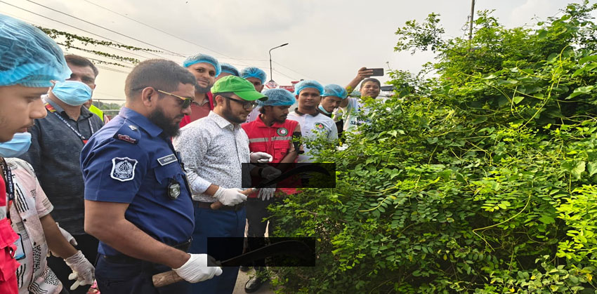 হাজীগঞ্জে সামাজিক সংগঠনগুলোর সম্মিলিত উদ্যোগে ঝোপঝাড় পরিষ্কার অভিযান