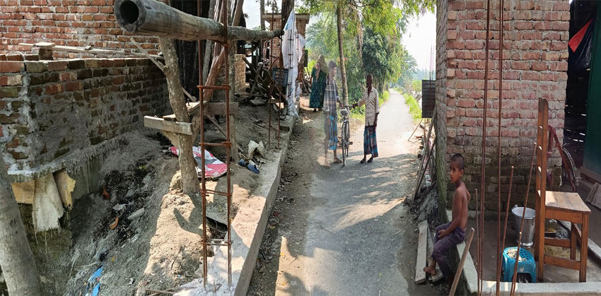 সরকারি রাস্তা দখল করে প্রাচীর ও টয়লেট নির্মাণ