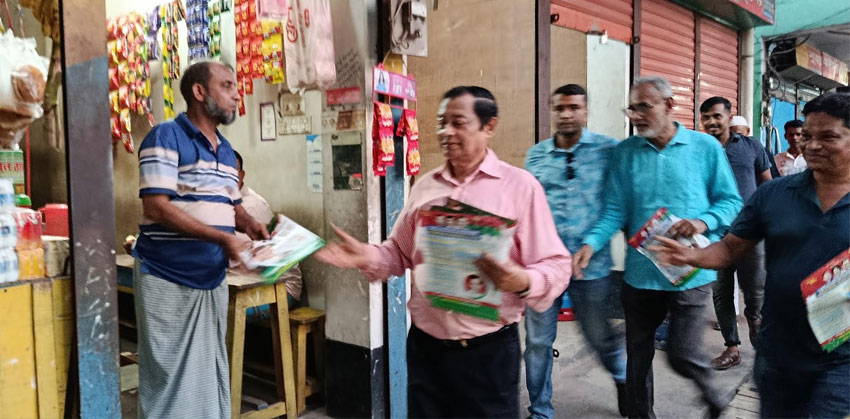 ফরিদগঞ্জে লিফলেট বিতরণ ও গণসংযোগ করছেন সাবেক এমপি লায়ন হারুন